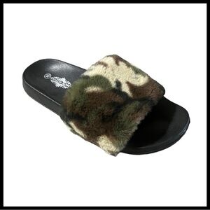 CHARLES ALBERT NWOT Fuzzy Camouflage Slides